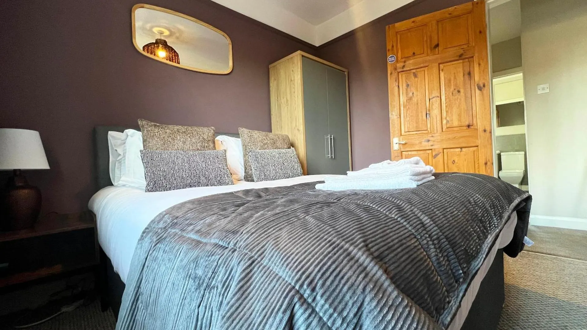 Recently Refurbished 3 Bedroom Home With Parking - Perfect For Longstays - Sleeps 8 Chester Holiday home