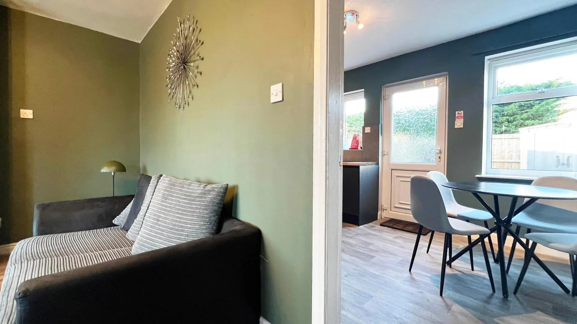 Recently Refurbished 3 Bedroom Home With Parking - Perfect For Longstays - Sleeps 8 Chester 0*,  United Kingdom