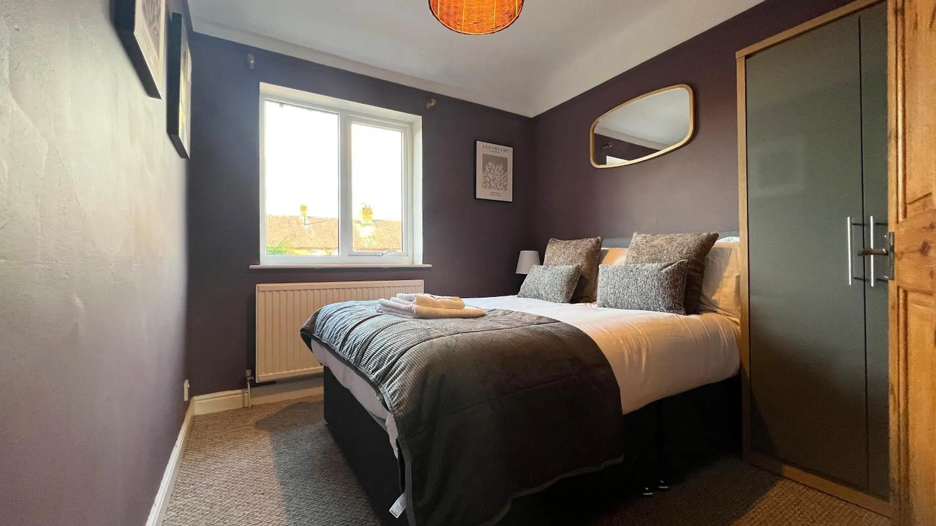 Recently Refurbished 3 Bedroom Home With Parking - Perfect For Longstays - Sleeps 8 Chester Holiday home