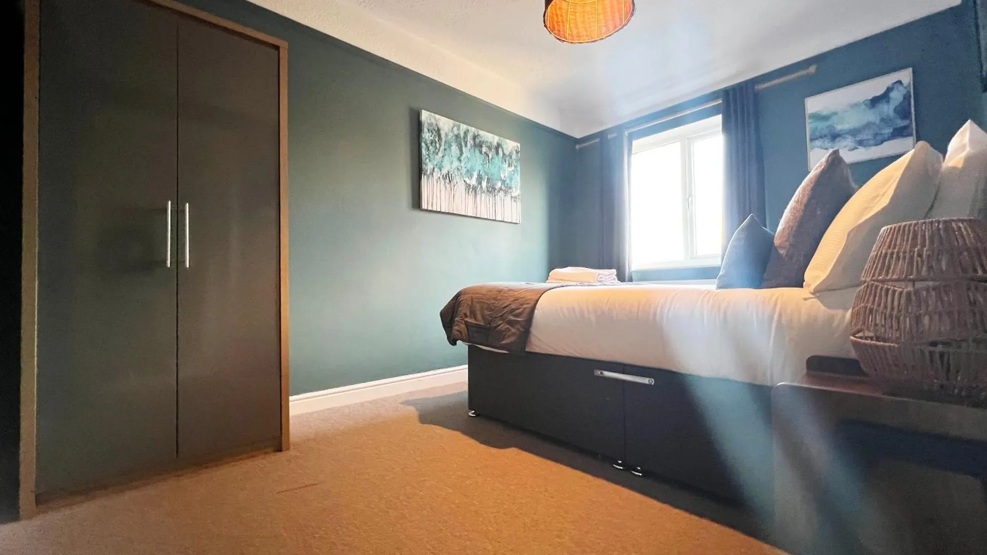 Recently Refurbished 3 Bedroom Home With Parking - Perfect For Longstays - Sleeps 8 Chester