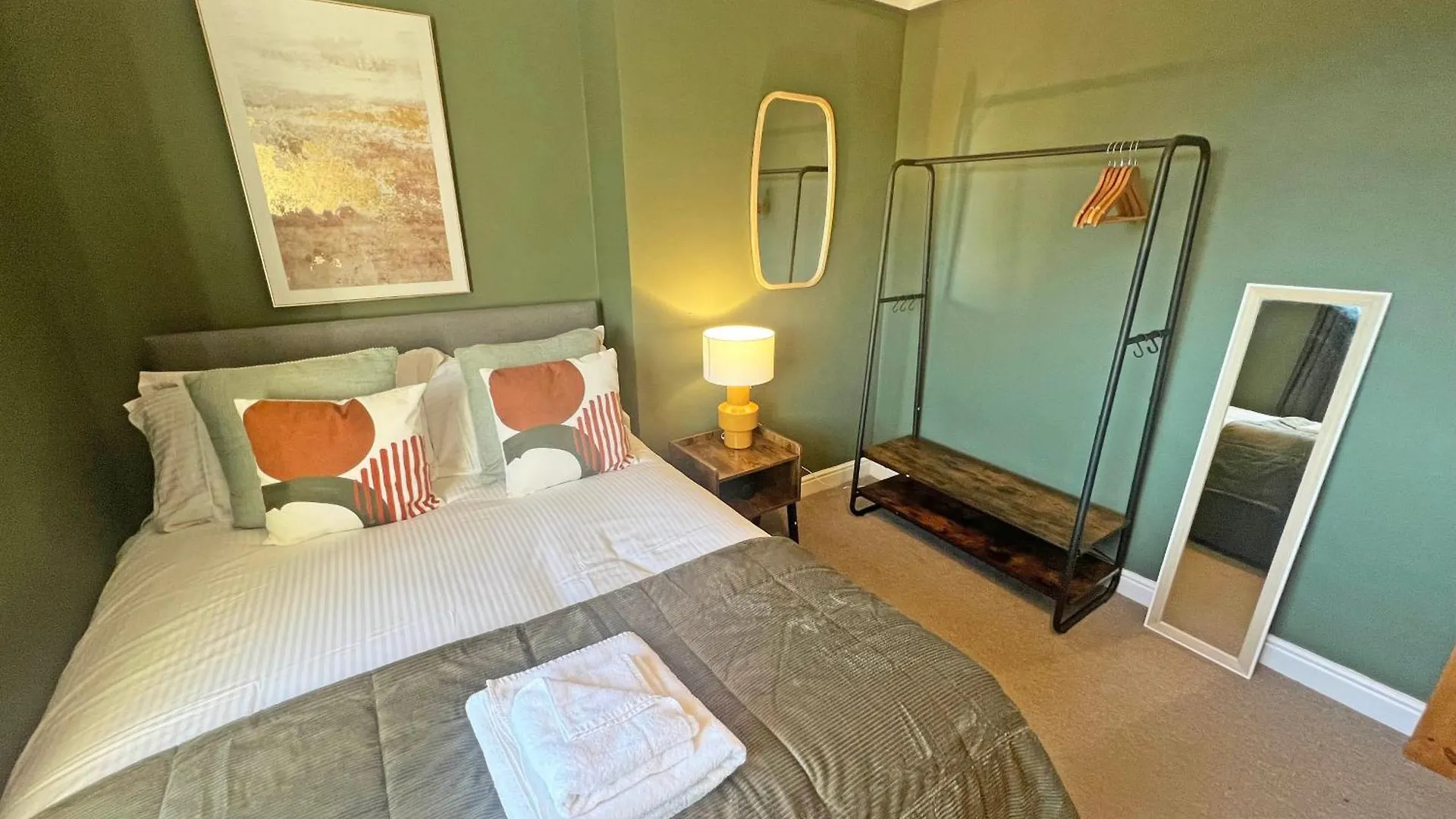 Recently Refurbished 3 Bedroom Home With Parking - Perfect For Longstays - Sleeps 8 Chester