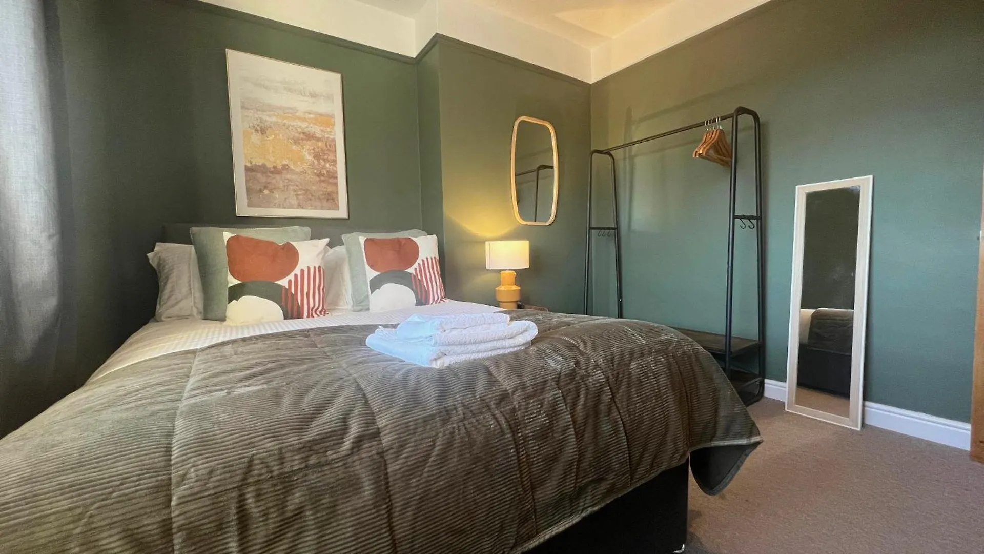 Holiday home Recently Refurbished 3 Bedroom Home With Parking - Perfect For Longstays - Sleeps 8 Chester United Kingdom