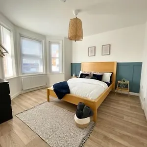 https://bright-spacious-1-bedroom-apartment-sleeps-3.bournemouth-hotels.org