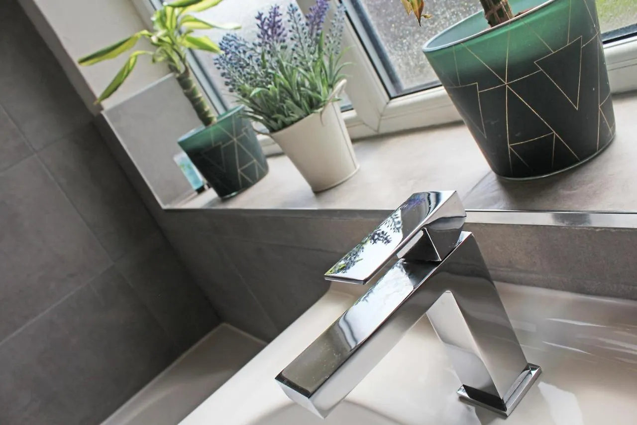 Recently Refurbished 3 Bedroom Home With Parking - Perfect For Longstays - Sleeps 8 Chester 0*,