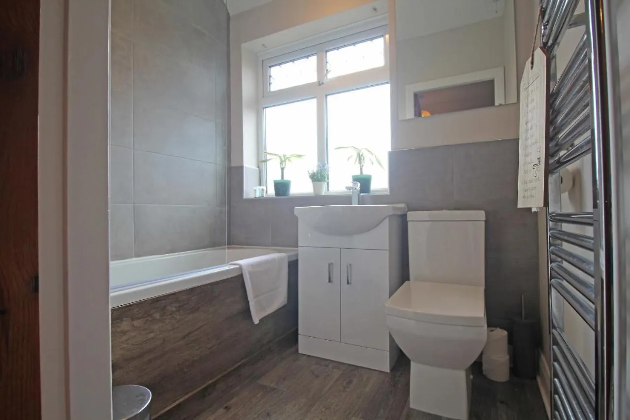 Recently Refurbished 3 Bedroom Home With Parking - Perfect For Longstays - Sleeps 8 Chester Dom wakacyjny