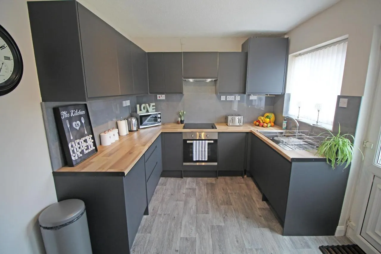 Recently Refurbished 3 Bedroom Home With Parking - Perfect For Longstays - Sleeps 8 Chester 0*,  Wielka Brytania