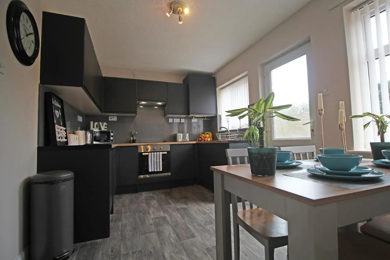 Dom wakacyjny Recently Refurbished 3 Bedroom Home With Parking - Perfect For Longstays - Sleeps 8 Chester