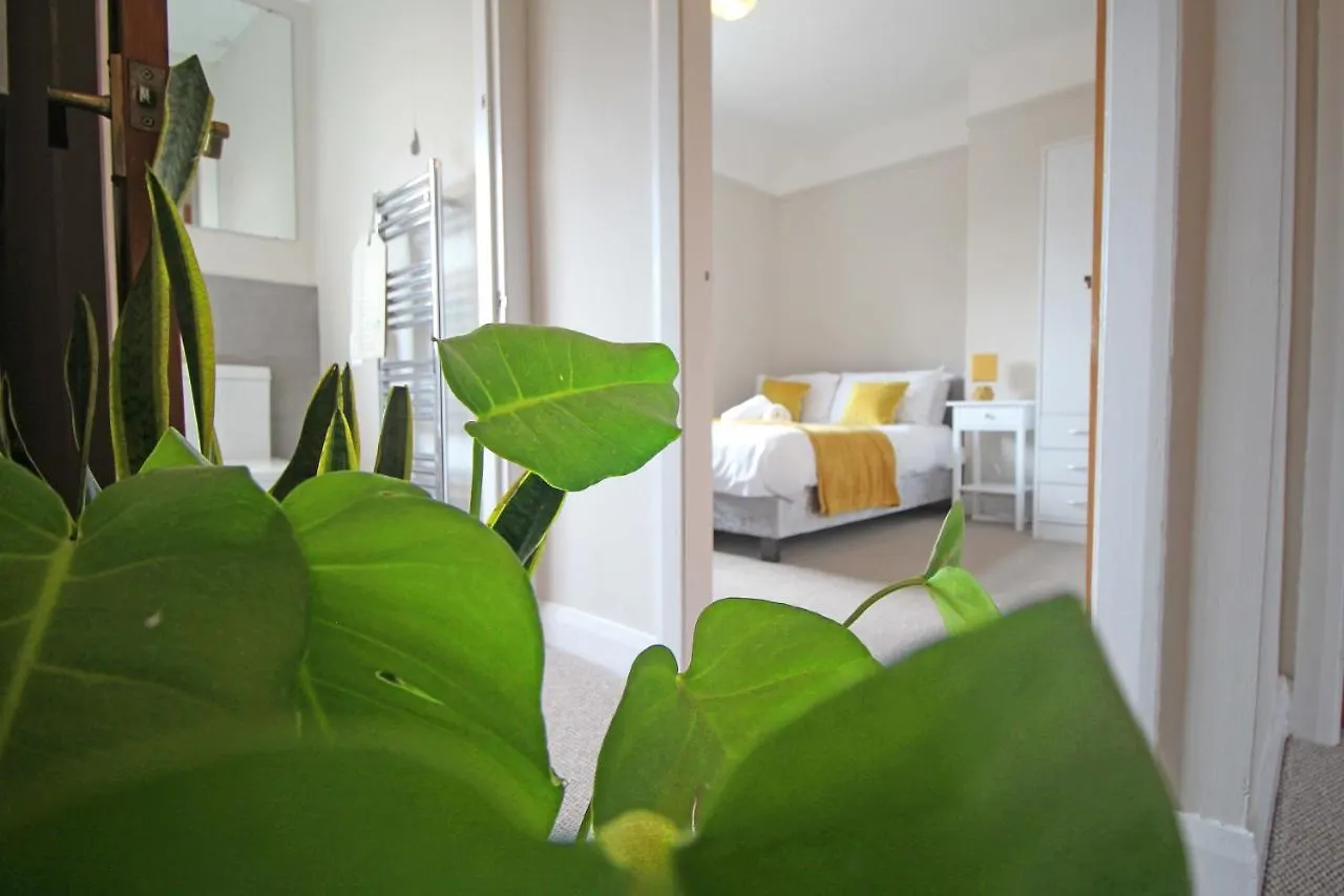 Recently Refurbished 3 Bedroom Home With Parking - Perfect For Longstays - Sleeps 8 Chester