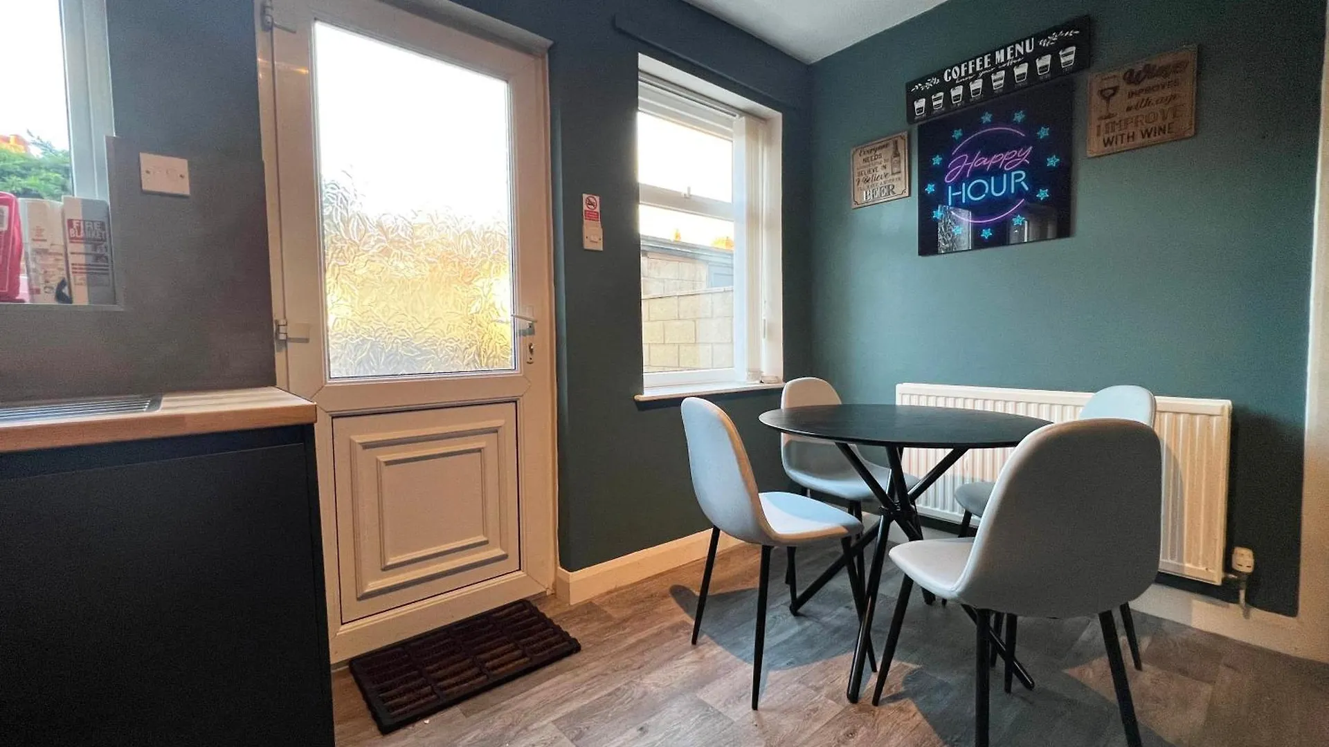 Dom wakacyjny Recently Refurbished 3 Bedroom Home With Parking - Perfect For Longstays - Sleeps 8 Chester