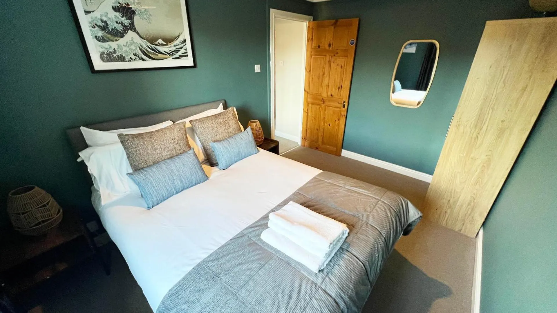 Recently Refurbished 3 Bedroom Home With Parking - Perfect For Longstays - Sleeps 8 Chester